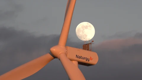 Imagen de un aerogenerador de Naturgy en uno de los parques de Montes Torozos