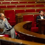El vicepresidente del Govern y conseller de Economía y Hacienda, Pere Aragonès, y e presidente de la Generalitat, Quim Torra, durante una sesión plenaria