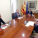 El presidente de la Generalitat, Ximo Puig (2º d), el vicepresidente segundo y conseller de Vivienda y Arquitectura Bioclimática, Rubén Martínez Dalmau (2º i), el conseller de Política Territorial, Obras Públicas y Movilidad, Arcadi España (1º i), y el Presidente de la CEV, Salvador Navarro (1º d), durante la constitución del Foro para el Desarrollo de Infraestructuras y Edificios Sostenibles