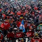 AME9943. SAO PAULO (BRASIL), 01/07/2020.- Decenas de domiciliarios de plataformas digitales se concentran en una protesta en la avenida Paulista para reclamar mejores condiciones y denunciar la falta de ayudas para paliar la crisis por la pandemia de coronavirus, en Sao Paulo (Brasil). De acuerdo con datos divulgados ayer, durante los últimos tres meses y como consecuencia de la pandemia, en Brasil han desaparecido 7,8 millones de puestos de trabajo y el desempleo llega ahora al 12,9 %, ante el 11,6 % registrado entre diciembre y febrero pasados. EFE/ Sebastiao Moreira