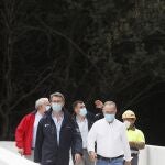 El presidente de la Xunta, Alberto Núñez Feijóo (i) y el alcalde de Santiago de Compostela, Xosé Sánchez Bugallo (d) recorren el último tramo del camino, en una nueva rampa adaptada y en obras de mejora, con motivo de la apertura de la ruta tras la pandemia