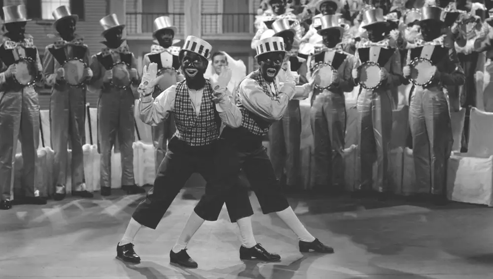 Mickey Rooney y Judy Garland imitando a dos bailarines negros en &quot;Babes in arms