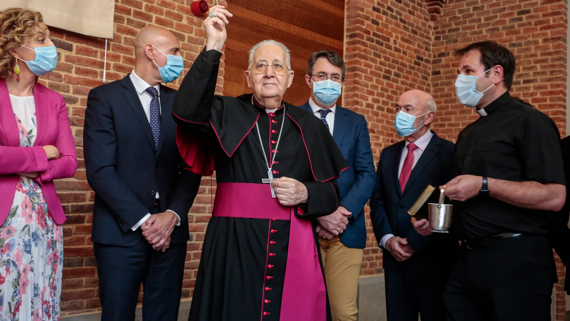 El obispo de León, Julián López, preside el acto de bendición de las obras ya finalizadas del Museo Diocesano y de Semana Santa, con la presencia de todos los integrantes de la Junta de Patronato de la Fundación Museo Diocesano y de Semana Santa, encabezada por su presidente, Pedro Puente, y del alcalde de León, José Antonio Diez