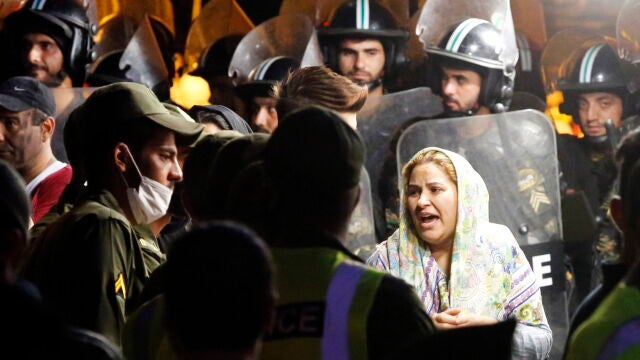 Una mujer iraní, pariente de una víctima, llora alrededor de la escena de una explosión en el centro de salud Sina Athar en el norte de Teherán, Irán, el 30 de junio de 2020. ABEDIN TAHERKENAREH. EFE
