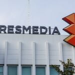 Letras y logo de Atresmedia en lo alto de la sede del grupo de comunicación Atresmedia en San Sebastián de los Reyes, en Madrid