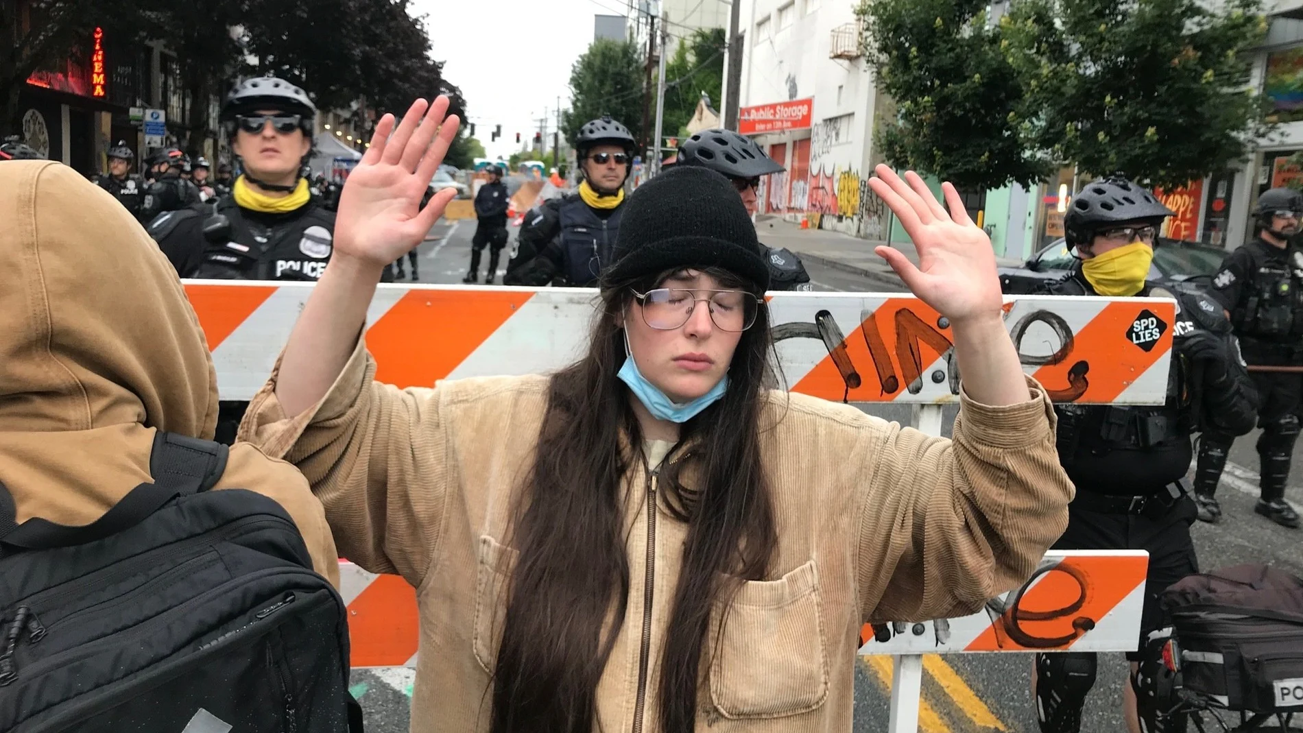 Una manifestante protesta durante la operación de desmantelamiento del 15-M de Seattle tras convertirse en una zona sin Ley