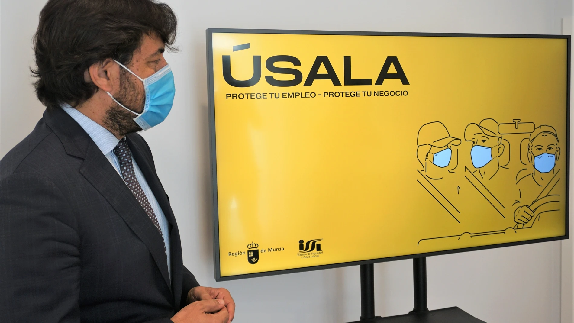El consejero de Empleo, Investigación y Universidades, Miguel Motas, durante la presentación de la campaña sobre el uso de la mascarilla