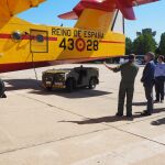 El delegado del Gobierno, Javier Izquierdo, durante su visita a la base de Matacán en Salamanca