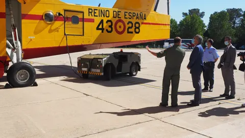 El delegado del Gobierno, Javier Izquierdo, durante su visita a la base de Matacán en Salamanca