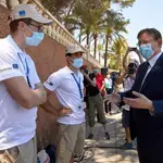El presidente de la Generalitat, Ximo Puig, visita la playa del Marge Roig de Dénia y mantiene un encuentro con auxiliares de playa