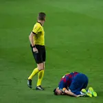 Leo Messi, en el suelo después de recibir una patada contra el Atlético de Madrid