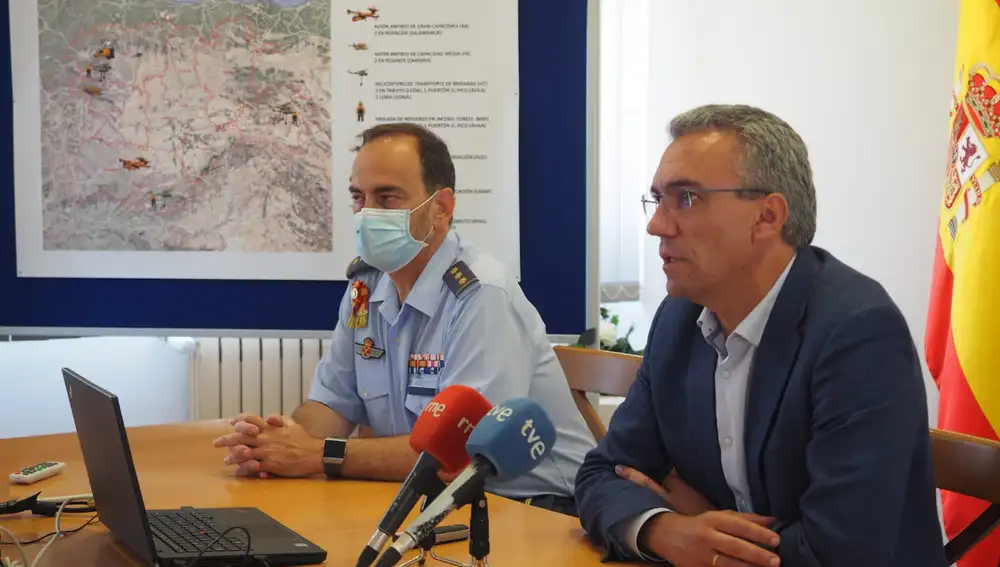 El delegado del Gobierno, Javier Izquierdo, durante la presentación de la campaña de incedios en la base salmantina de Matacán