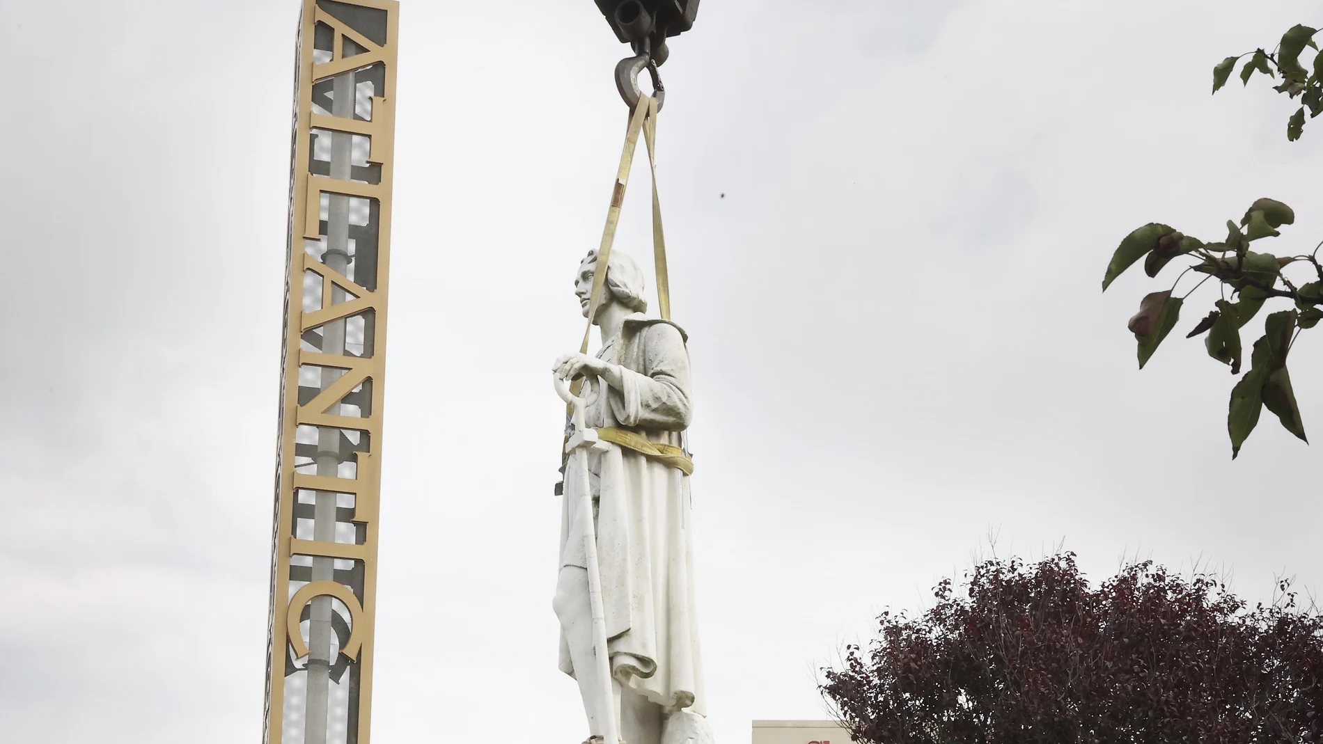 Unos operarios retiran ayer una estatua de Cristóbal Colón que llevaba desde 1958 en Atlantic City (Nueva Jersey)