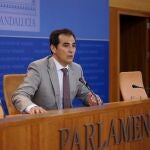 El portavoz parlamentario del PP-A, José Antonio Nieto, en una rueda de prensa en el Parlamento de Andalucía