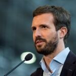 OURENSE, 02/07/2020.- El presidente del Partido Popular, Pablo Casado, realiza declaraciones a la prensa tras su visita a la empresa Transportes Aníbal Blanco en Ourense. EFE/Brais Lorenzo