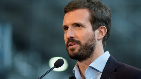 OURENSE, 02/07/2020.- El presidente del Partido Popular, Pablo Casado, realiza declaraciones a la prensa tras su visita a la empresa Transportes Aníbal Blanco en Ourense. EFE/Brais Lorenzo