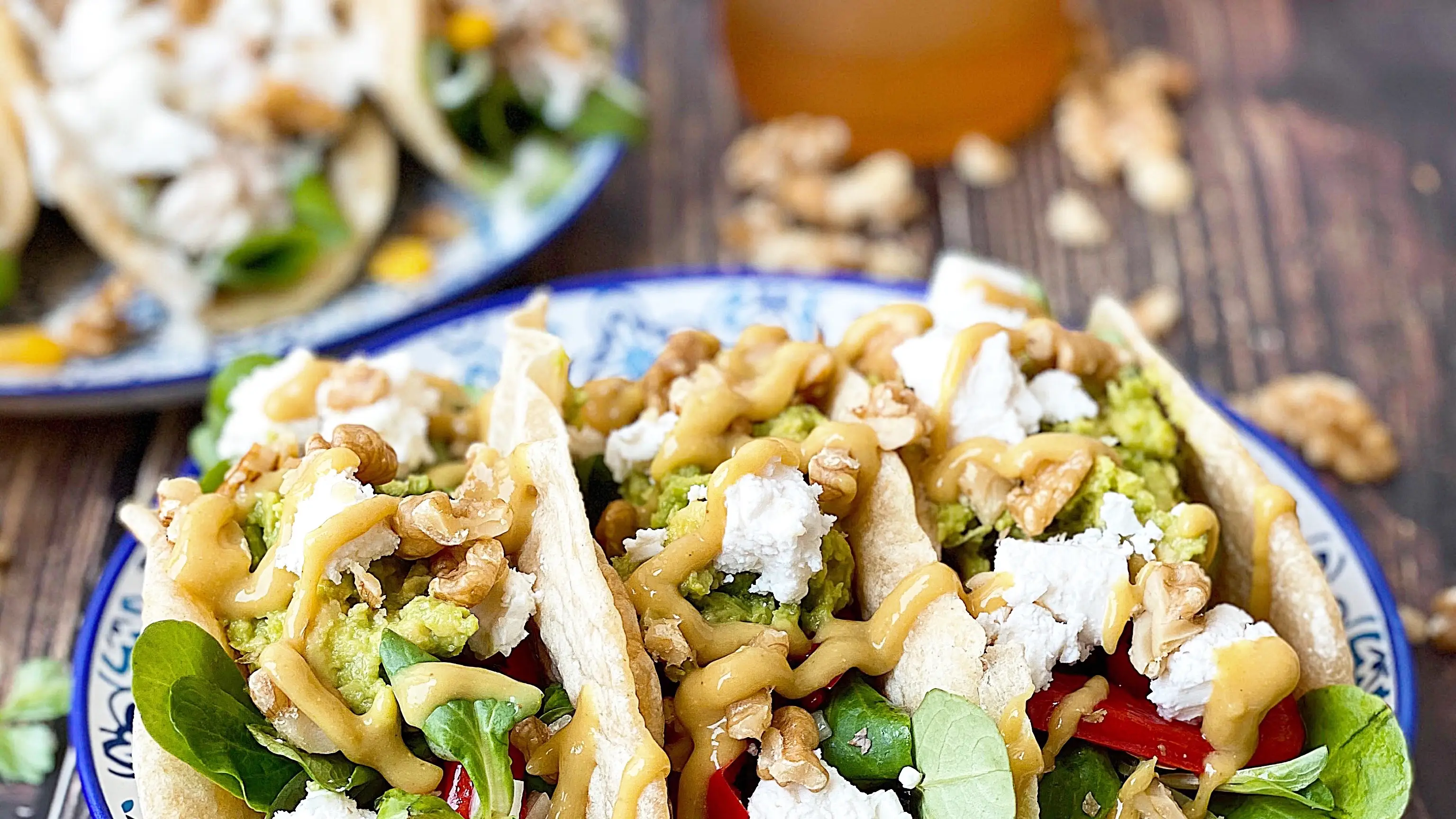 Tacos vegetarianos con nueces y queso feta