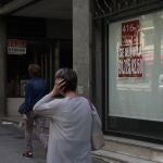 Un local comercial cerrado y con el cartel de "Se Alquila"