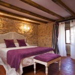 Cama de matrimonio en una de las habitaciones familiares.