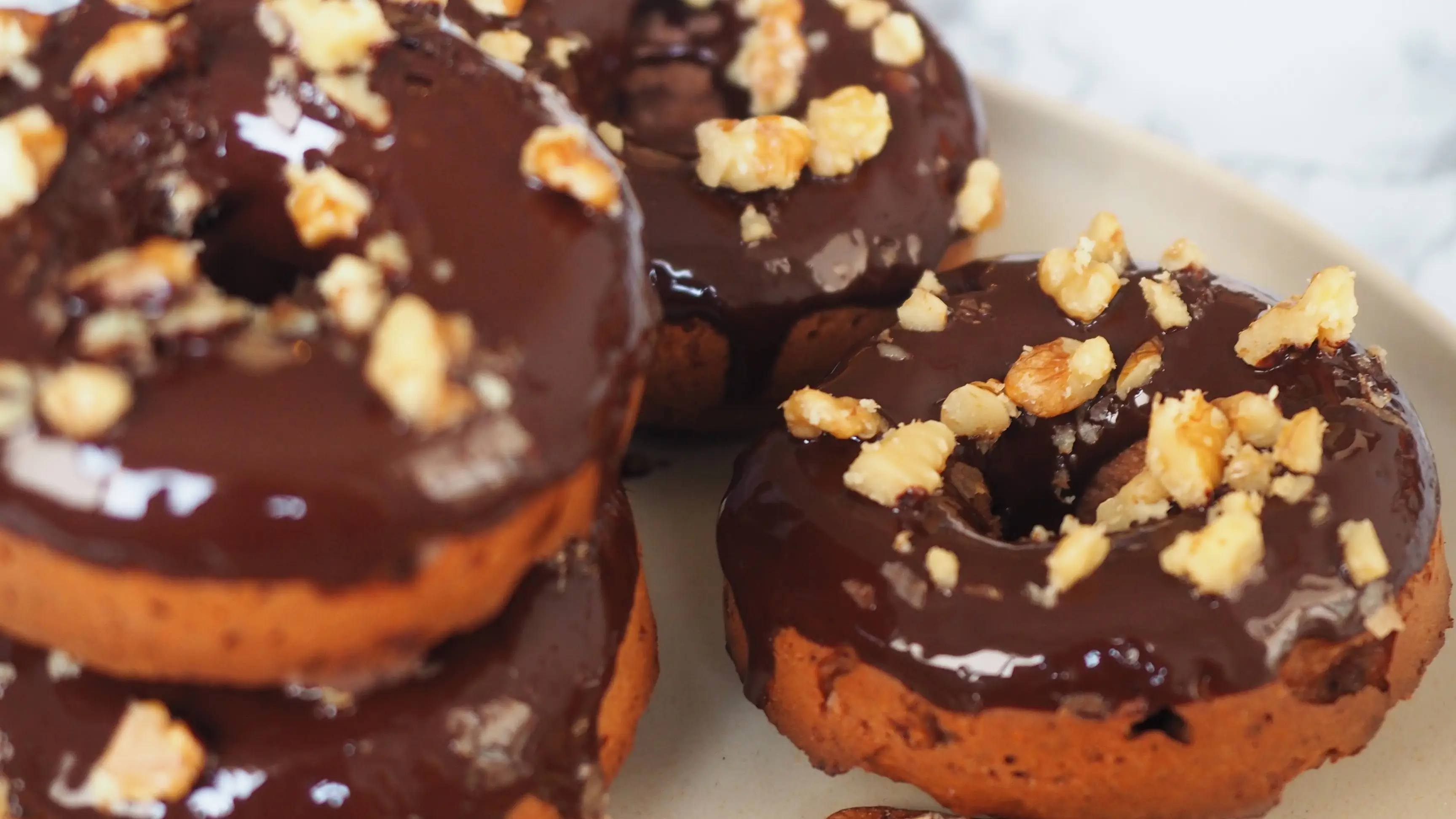 Mini donuts con nueces de california