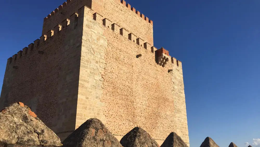 La torre del homenaje del Castillo de Enrique II, vista desde las murallas. Hoy forma parte de la red de Paradores Nacionales.