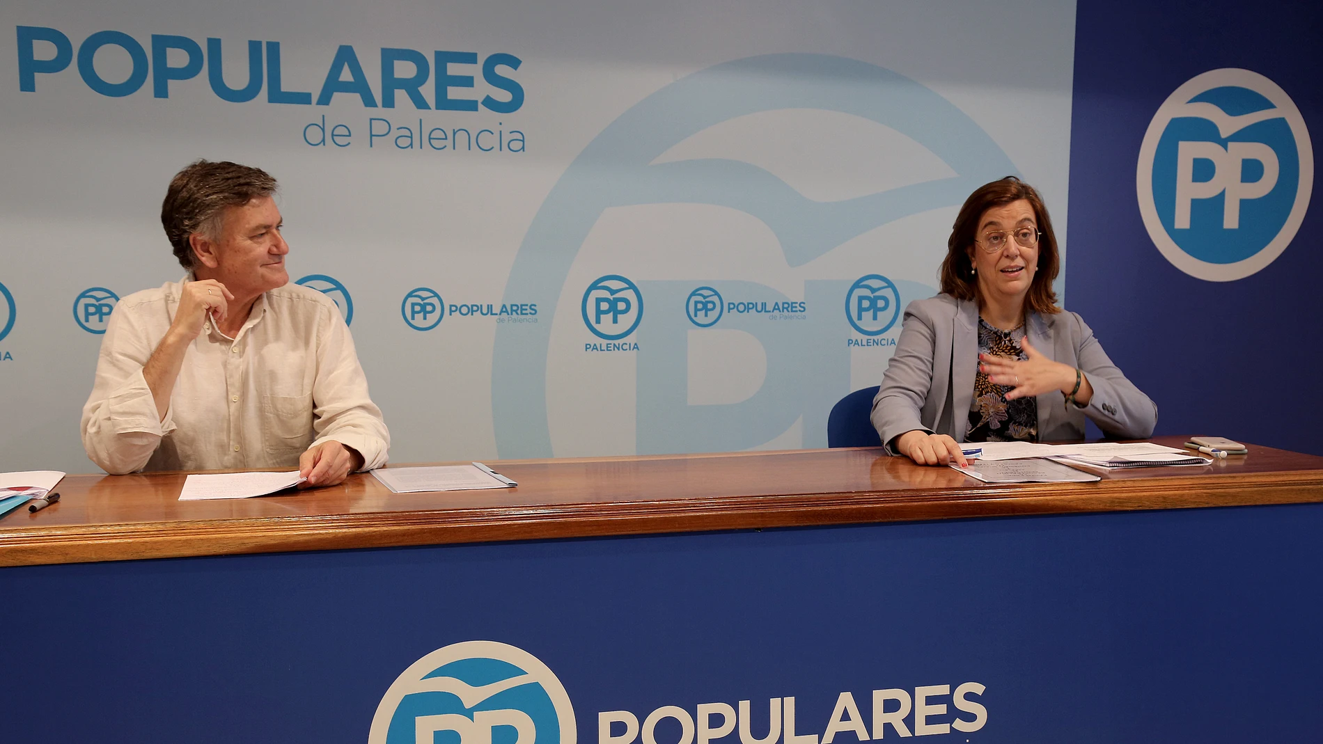 El Secretario del PP en Castilla y León, Francisco Vázquez Requero; y la Presidenta Provincial, Ángeles Armisén Pedrejón, ofrecen una rueda de prensa con motivo de la reunión del Comité de Dirección de la formación de Palencia