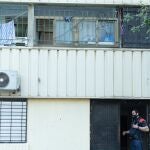 Unos 500 agentes de los Mossos d'Esquadra participan desde esta madrugada en una operación para desarticular un clan familiar dedicado a cometer delitos violentos y contra el patrimonio que tenía su base en el barrio de La Mina de Sant Adrià del Besòs