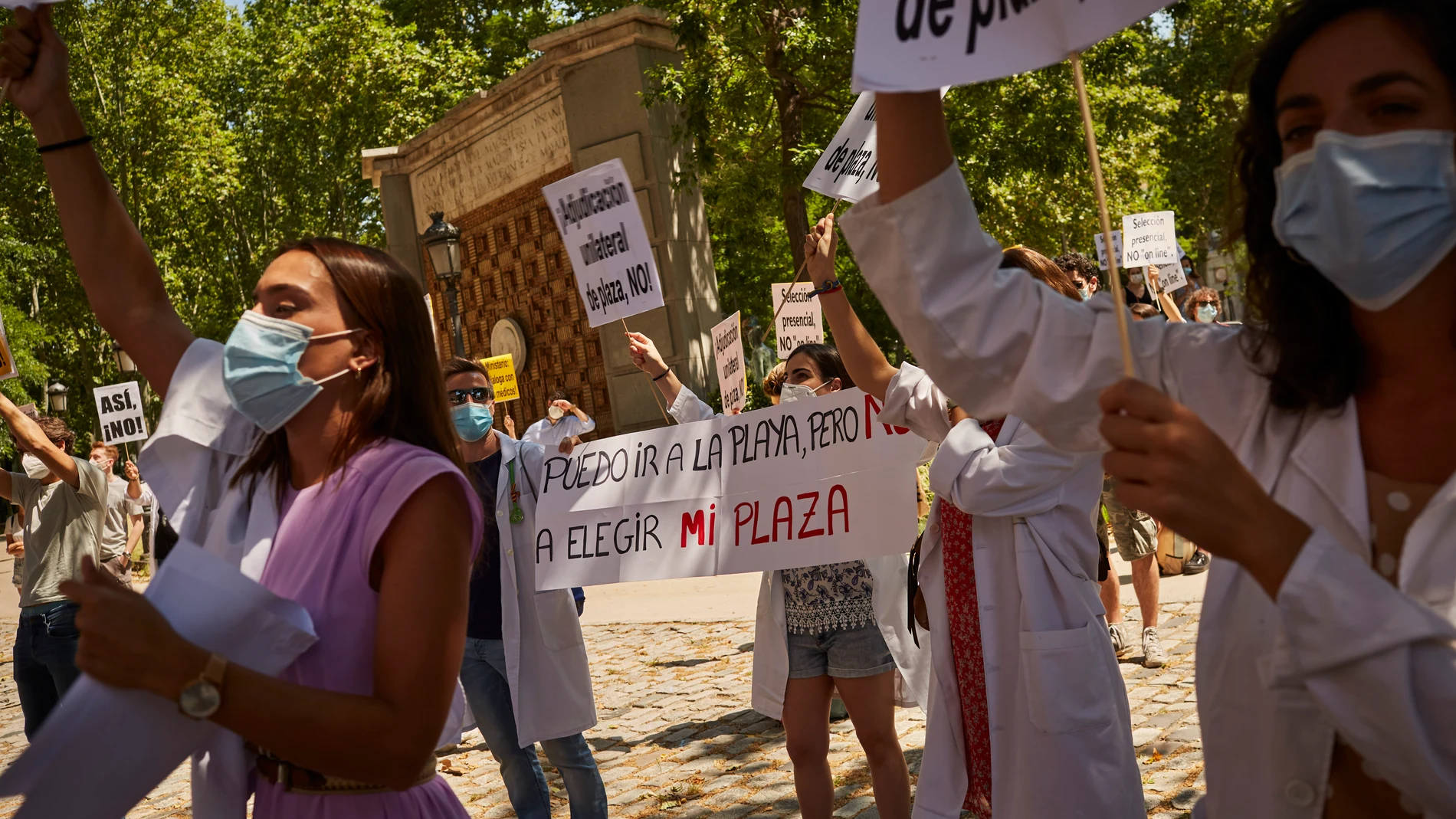 Varios residentes de medicina participan en una protesta