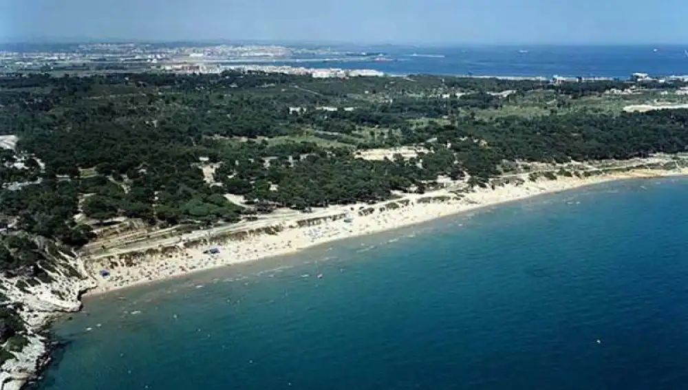 Playa Larga, de 3 km, en Tarragona