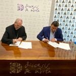 El presidente de la Diputación de Ávila, Carlos García, y el obispo de la diócesis de Ávila, José María Gil Tamayo, durante la firma del convenio.DIPUTACIÓN DE ÁVILA02/07/2020