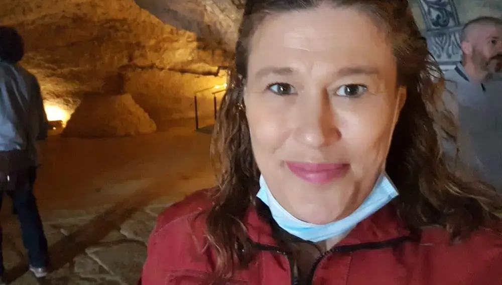 Imagen de la periodista Gema Lendoiro dentro de la cueva.