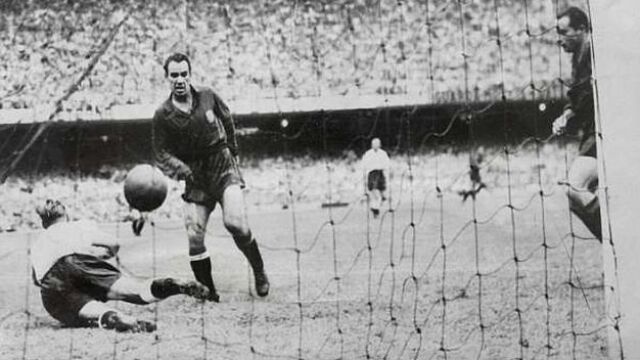 Telmo Zarra bate al portero inglés Williams en el España-Inglaterra del Mundial de Brasil 1950