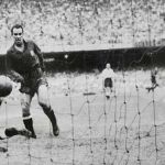 Telmo Zarra bate al portero inglés Williams en el España-Inglaterra del Mundial de Brasil 1950