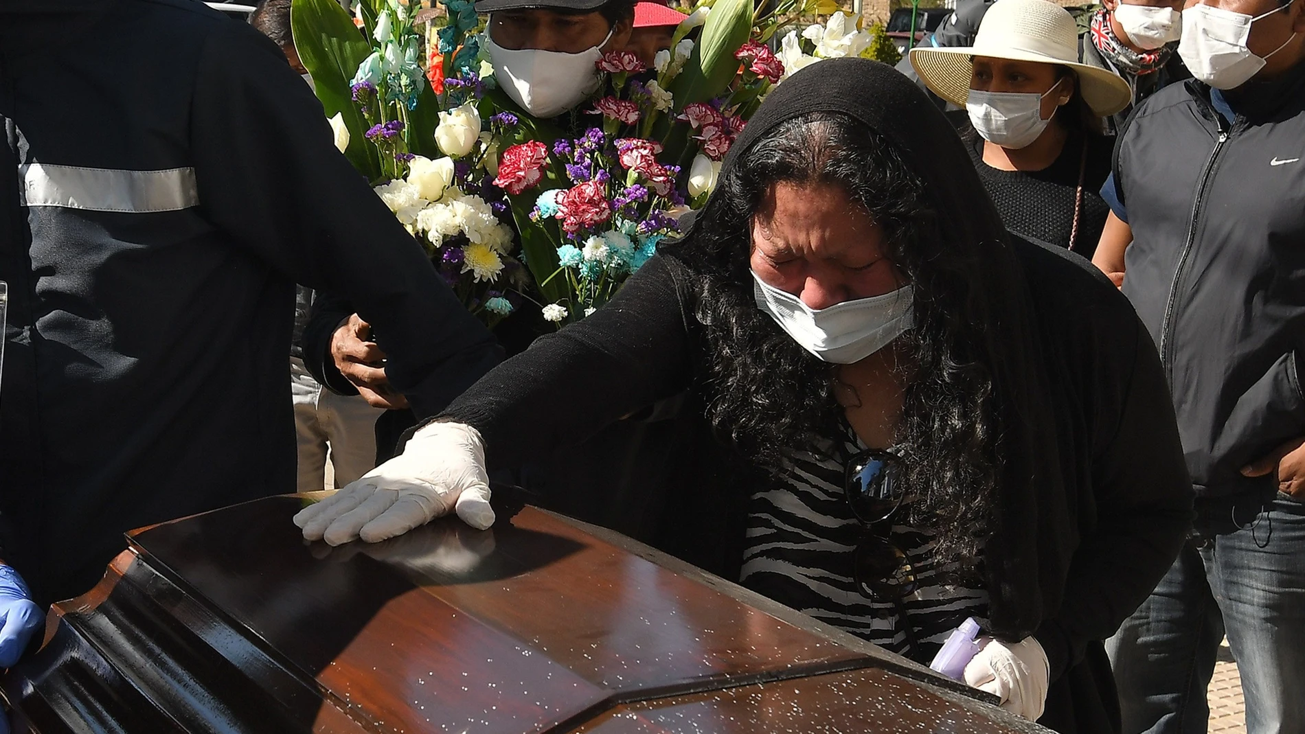 Los funerales se acumulan en una ciudad boliviana golpeada por la COVID-19