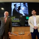 El presidente de la Diputación, Fernando Rodríguez Villalobos, y el diputado provincial de Cultura y Ciudadanía, Alejandro Moyano, en la presentación del programa