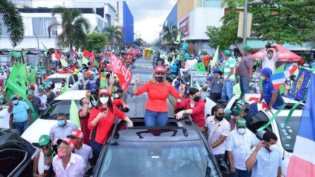 AME456. SANTO DOMINGO (REPÚBLICA DOMINICANA), 02/07/2020.- Seguidores del tres veces presidente de la República Dominicana Leonel Fernández, y actual candidato presidencial del partido opositor La Fuerza del Pueblo (FP), participan en una caravana este jueves por las calles de Santo Domingo (República Dominicana). Los partidos políticos dominicanos cierran este jueves la campaña para las elecciones presidenciales y legislativas del próximo domingo, en las que se elegirá al sucesor del presidente, Danilo Medina, en plena pandemia de coronavirus. EFE/ Diego Sánchez