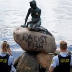 La Policía danesa observa la estatua de la Sirenita, personaje de un cuento de Hans Christian Andersen, tras ser víctima del vandalismo