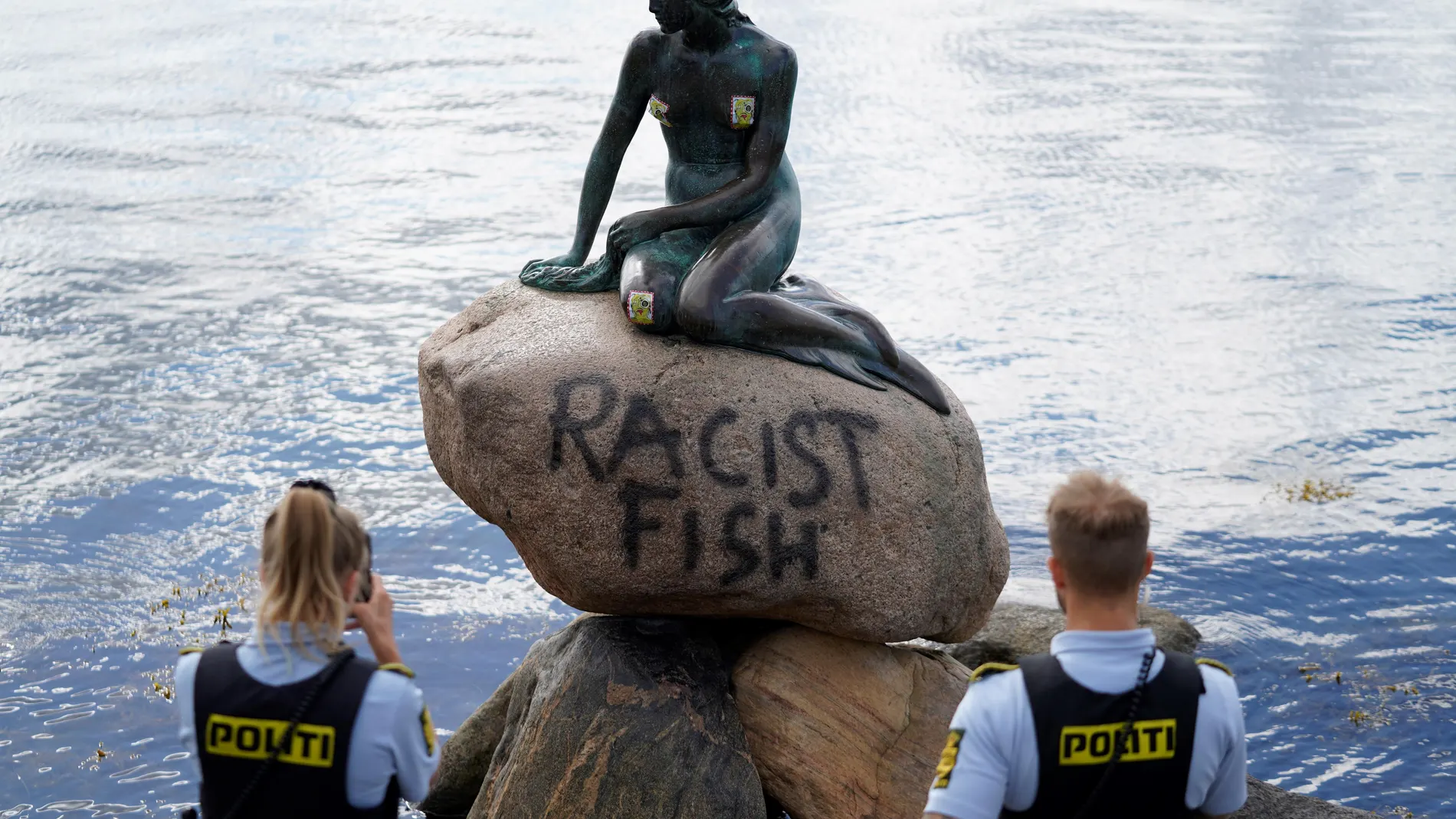 Pintada con el mensaje 'Racist Fish' en La Sirenita de Copenhague