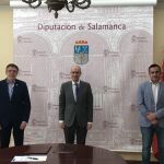 El presidente de la Diputación de Salamanca, Javier Iglesias, y el del Colegio de Graduados Sociales, Ángel Castilla, suscriben el acuerdo en presencia del diputado Antonio Agustín Labrador