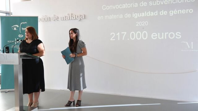 La vicepresidenta cuarta de la Diputación de Málaga, Natacha Rivas, a la izquierda de la imagen, junto a la diputada de Igualdad, Lourdes Piña