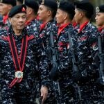 El presidente filipino, Rodrigo Duterte, vestido con uniforme militar, pasa revista a las tropas