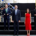 El rey Felipe VI, la reina Letizia y el presidente de la Generalitat, Ximo Puig, posan para los fotógrafos junto a los premiados en la entrega de los Premios Nacionales de Innovación y Diseño 2019