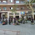 Bomberos del Ayuntamiento de Madrid tras el incendio en el edificio anexo a los Cines Embajadores.