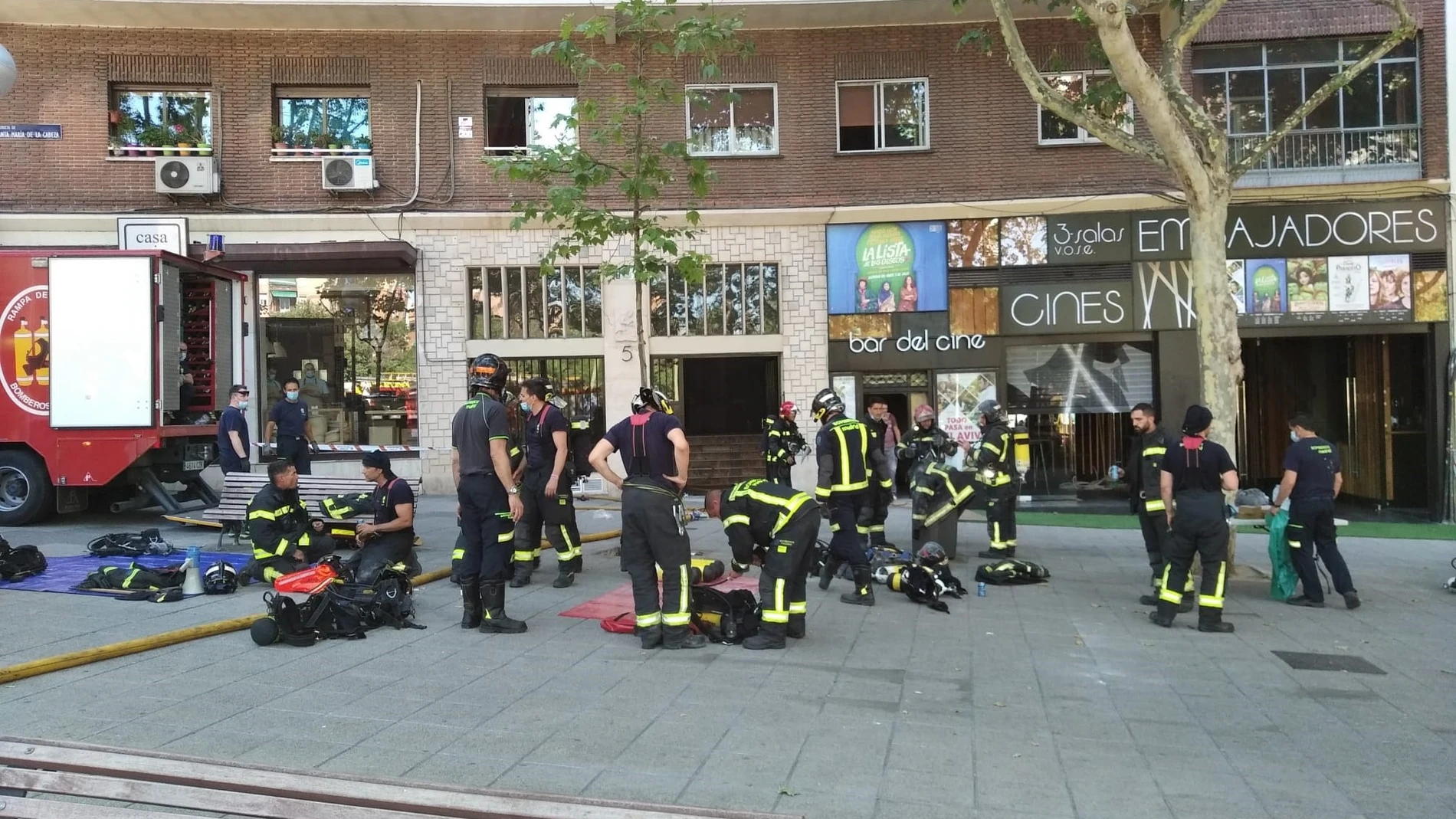 Los Cines Embajadores aplazan su inauguración tras un incendio eléctrico en el bloque del local
