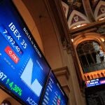 Una pantalla muestra los datos del IBEX 35 en el edificio de la Bolsa en Madrid, este viernes.