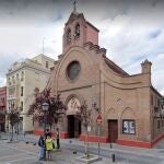 Fachada de la iglesia San Ramón Nonato, en el número 10 de la calle Melquiades Biencinto, Puente de Vallecas. Madrid