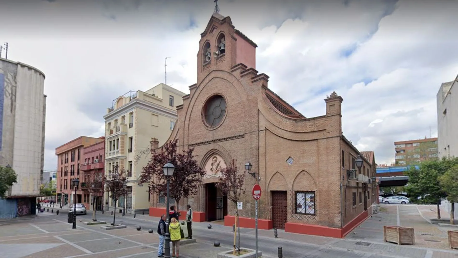 Fachada de la iglesia San Ramón Nonato, en el número 10 de la calle Melquiades Biencinto, Puente de Vallecas. Madrid