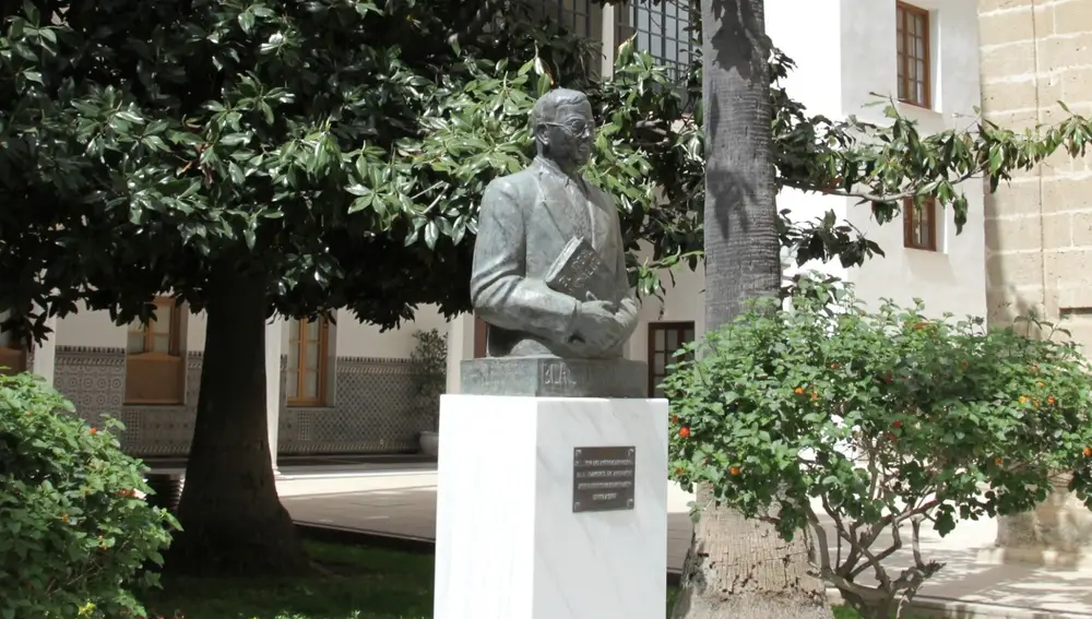 Busto de Blas Infante en la puerta del salón de Plenos del Parlamento andaluz