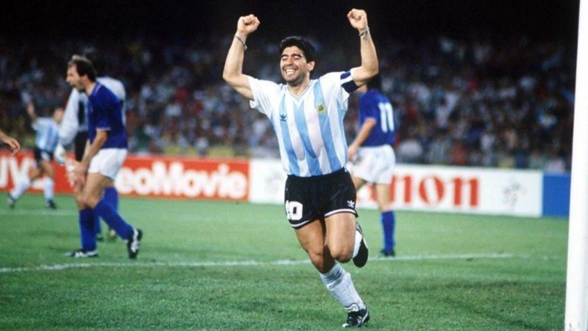 Diego Maradona celebra el gol de Caniggia contra Italia en la semifinal del Mundial de 1990