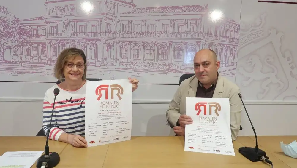 La concejala de Acción y Promoción Cultural del Ayuntamiento de León, Evelia Fernández y el artista Víctor M. Diez presentan una nueva edición de ‘Roma en el espejo